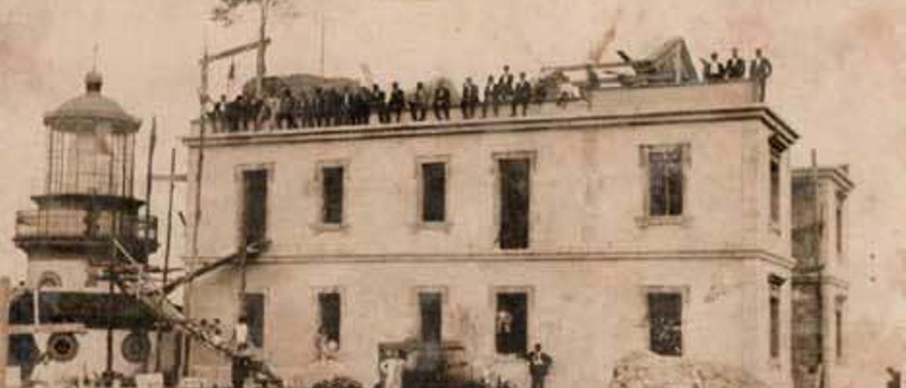 Los dos faros de Peñas, en una imagen realizada el día de la inauguración del segundo, en 1929.