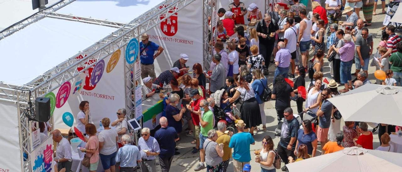 Los diferentes puestos de comida de la tercera edición de &quot;Degustació de cultures&quot; en la plaza Mayor de Torrent.