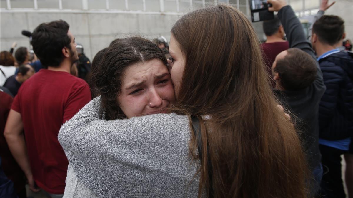 Dos chicas muestran su tristeza y desolación tras la actuación policial en Sant Julià de Ramis.