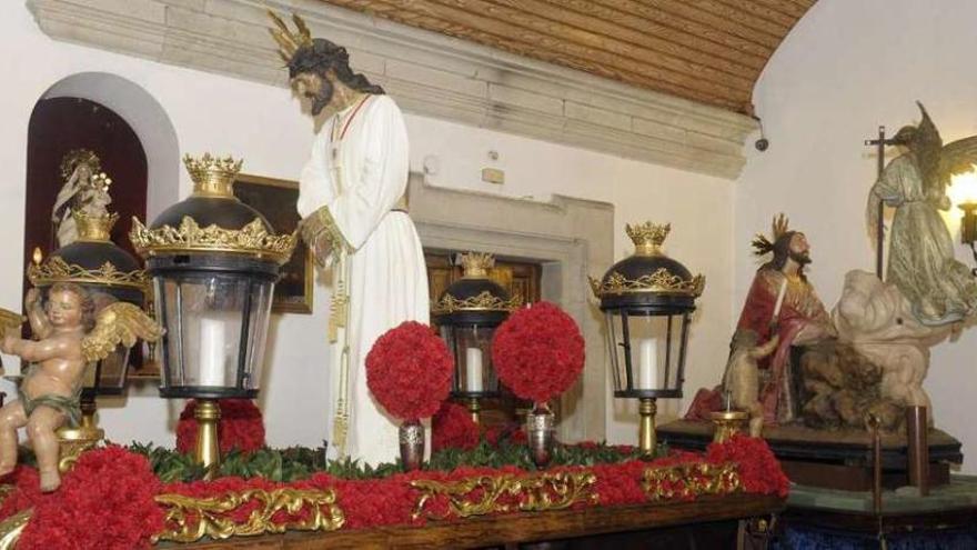 Imágenes de los pasos de Semana Santa, ya preparadas para las procesiones, en la Orden Tercera.