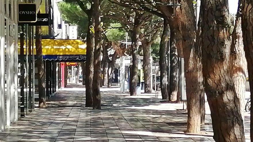 Imatge insòlita de Platja d&#039;Aro deserta un divendres de primavera al matí.