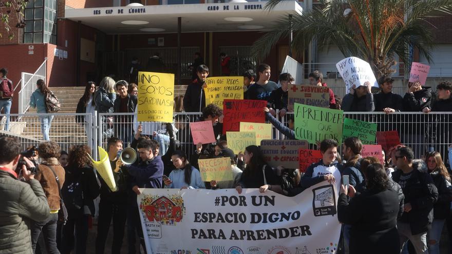 El alumnado del IES Cabo de la Huerta de Alicante se moviliza por la igualdad