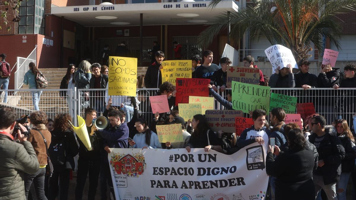 Concentración a las puertas del IEs Cabo de la Huerta previa a la manifestación