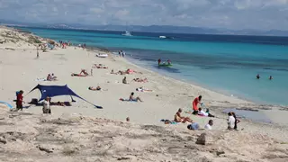 El casi ahogado en ses Illetes volvía nadando a su barco tras comer en un restaurante