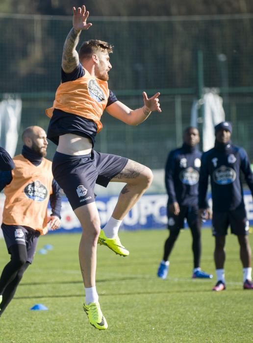 Penúltima sesión de entrenamiento en Abegondo antes de recibir al Alavés en Riazor con acciones a balón parado, calentamiento, rondos...