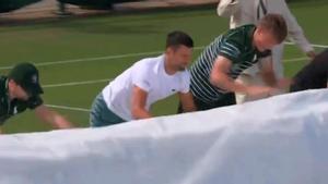Djokovic ayuda al staff de Wimbledon a retirar la cobertura que cubría la hierba por la lluvia