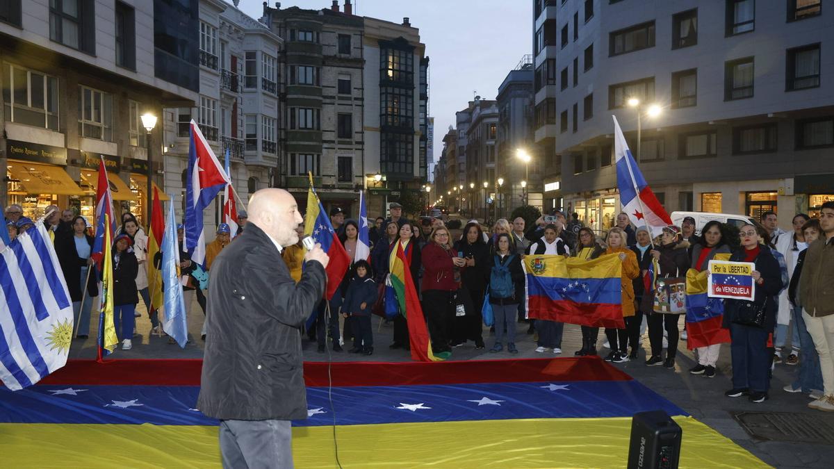 Guzmán Pendás, en primer término, dirigiéndose a opositores venezolanos en una concentración del año pasado en la plaza del Marqués en Gijón.