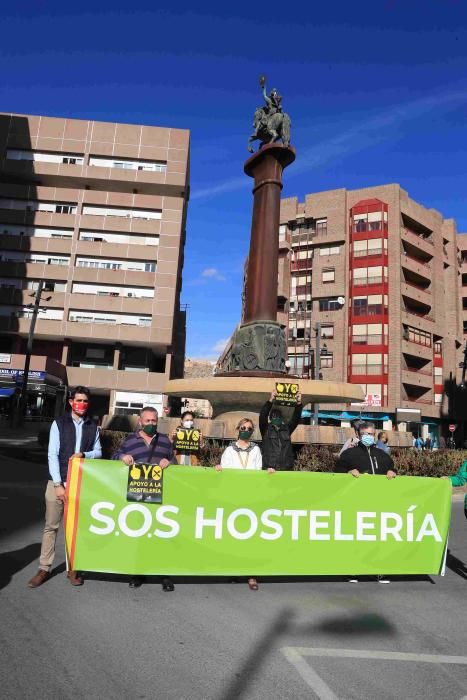 Hosteleros colapsan el centro de Lorca reclamando la apertura de sus negocios