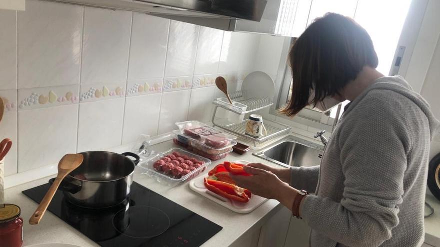 Aprendizaje de cocina en el domicilio de una usuaria del programa.