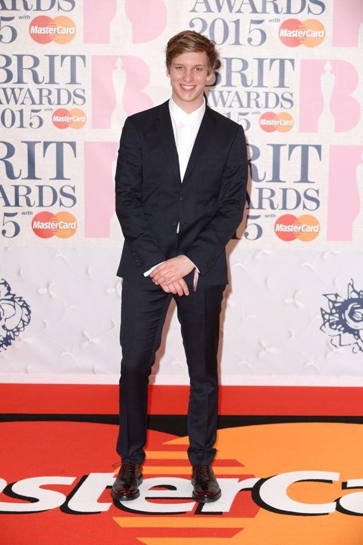 George Ezra en la alfombra roja de los BRIT Awards 2015