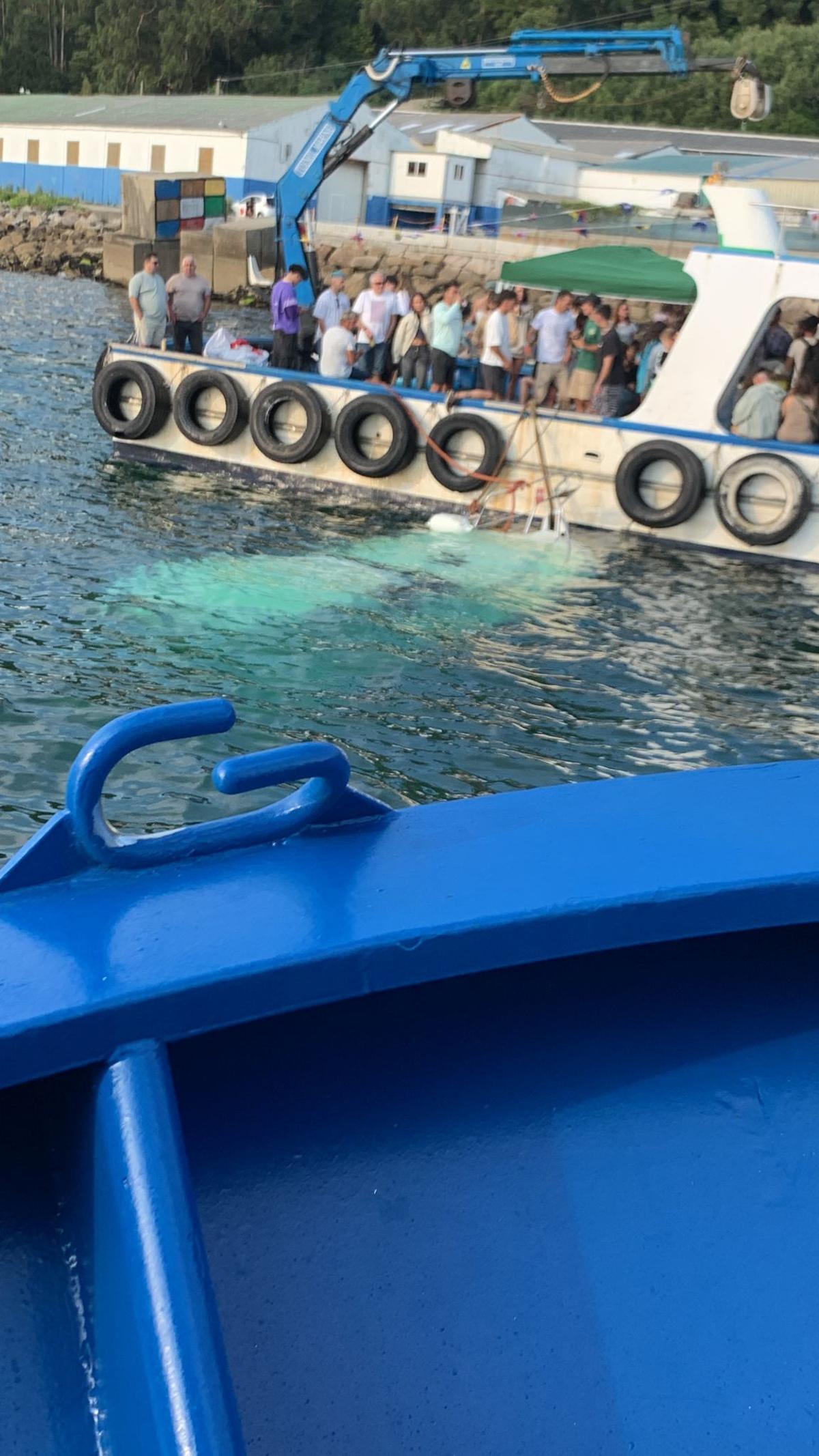 La embarcación de recreo que naufragó ayer durante la procesión marítima de la Virgen del Carmen de Moaña, completamente hundida.