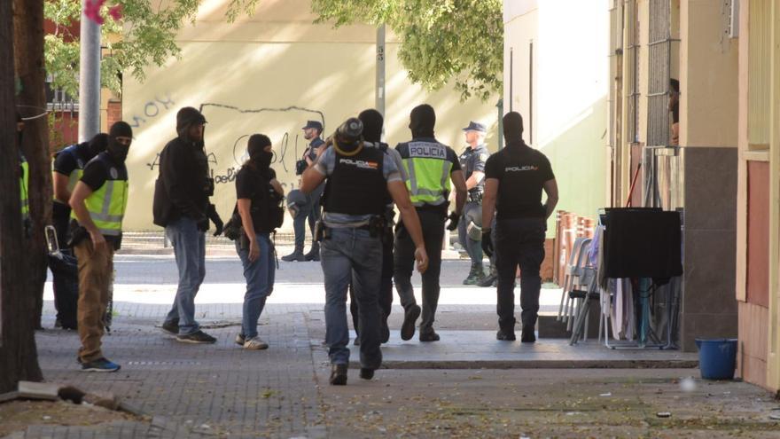 La tercera redada en las Tres Mil Viviendas se salda con cuatro narcopisos desmantelados