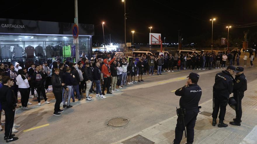 Un centenar de aficionados se reúne en la puerta del Cartagonova para protestar contra la directiva. | LOYOLA PÉREZ DE VILLEGAS