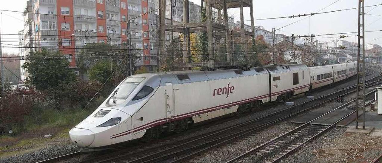 Salida de un tren Avant de la Estación Empalme de Ourense. // Iñaki Osorio