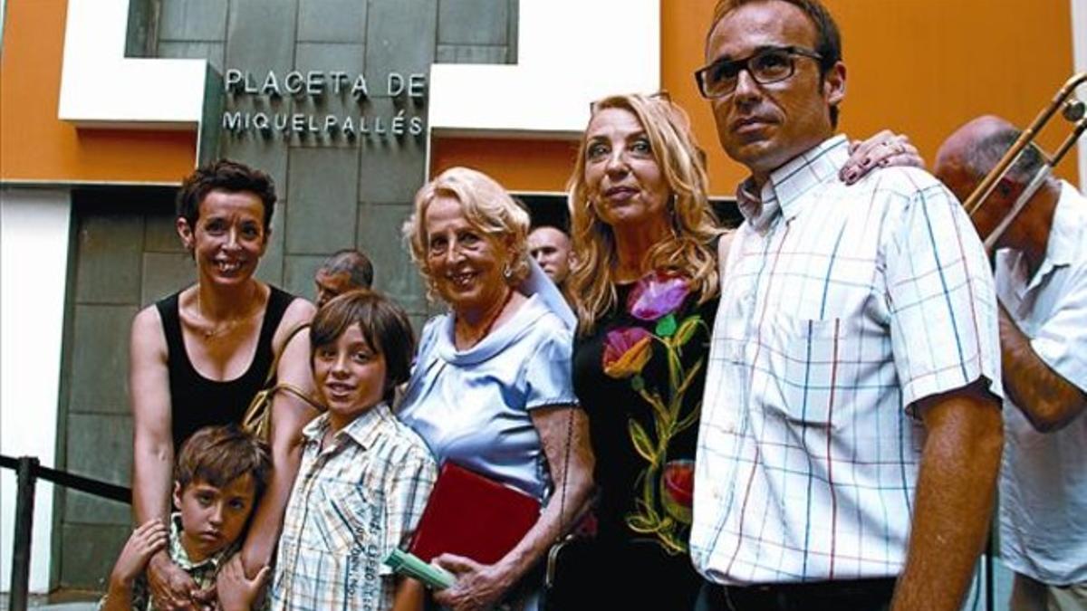 La viuda Carolina, las hijas Carolina y Mercè, el yerno y los nietos de Miquel Pallés, ayer en su plaza.