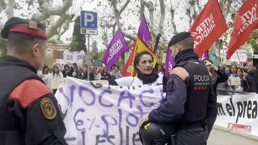 Enfermeras y sanitarios públicos protestan ante el Parlament, en Barcelona, y piden la dimisión del 'conseller'