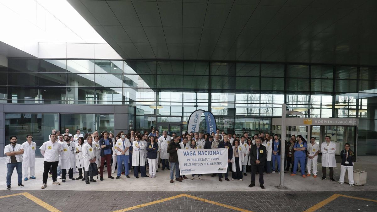 Concentración de médicos a las puertas de Son Espases ayer.