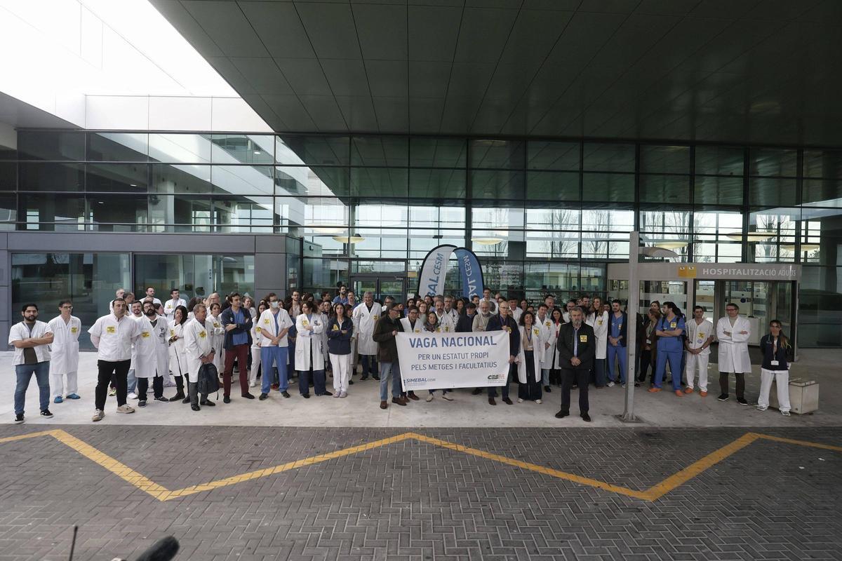 Concentración de médicos a las puertas de Son Espases ayer.