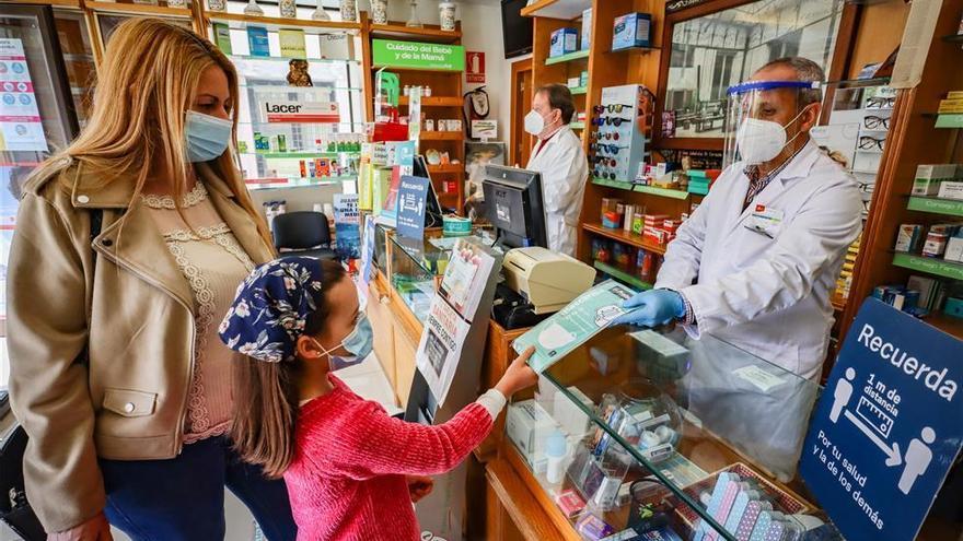 Las farmacias de Badajoz reciben hoy 10.000 mascarillas infantiles más