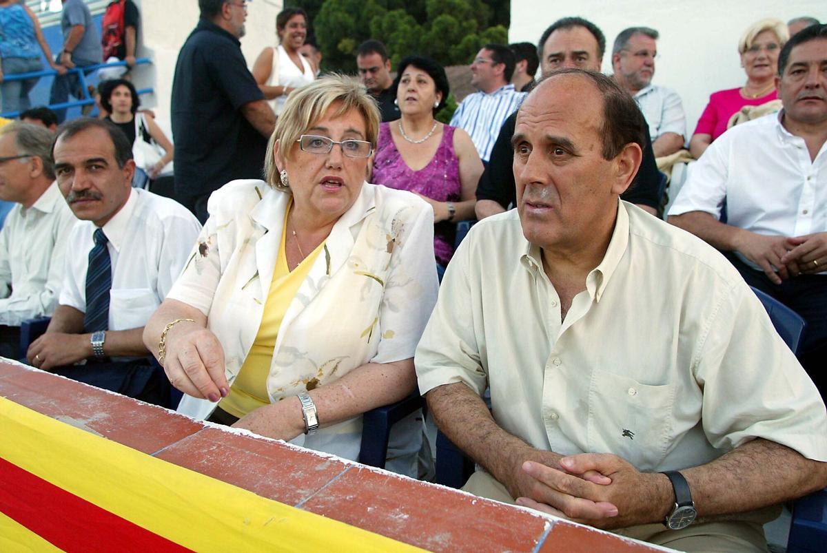 BARCELONA 27-06-2004 MAITE ARQUE ALCADESA DE BADALONA Y FERMIN CASQUETE PRESIDENTE DEL BADALONA CF FOTOGRAFIA DE JOAN CORTADELLAS. FUTBOL COMPETICIONES , LIGA ESPAÑA , PROMOCION A SEGUNDA DIVISION B , EQUIPOS BADALONA , VILLARREAL B EN LA IMAGEN : MAITE ARQUE (I) , FERMIN CASQUETE (D) _ PUBLICADA EPC DEPORTES 19/07/2004 P 14
