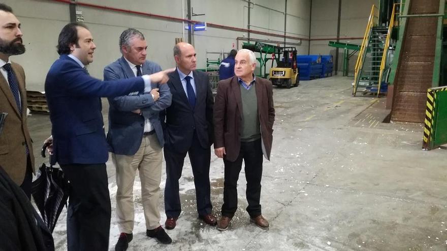 Visita de Javier Carnero a las instalaciones de Minuspapel en Antequera.