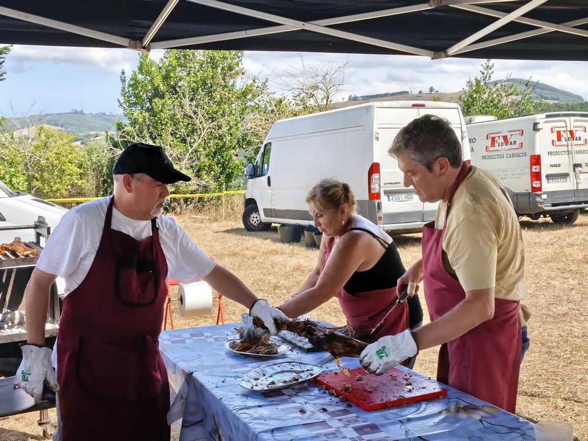 Así fue la V Comilona de las fiestas de Ferroñes, en Llanera