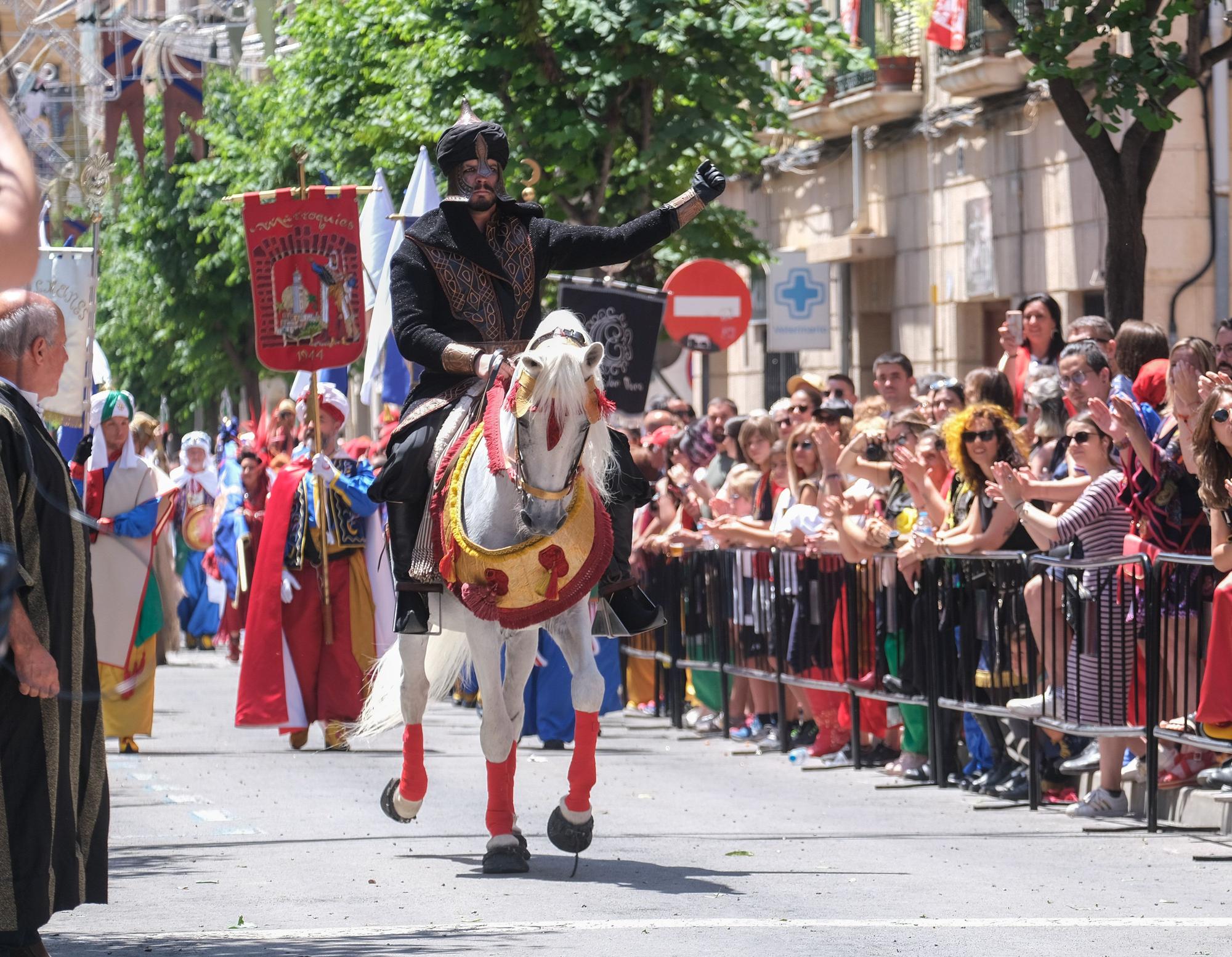 Los moros conquistan Elda: así ha sido el alardo y la embajada