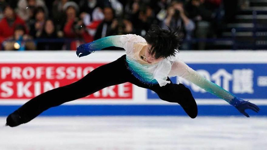 Un vuelo espectacular del japonés Hanyu durante su actuación de ayer.