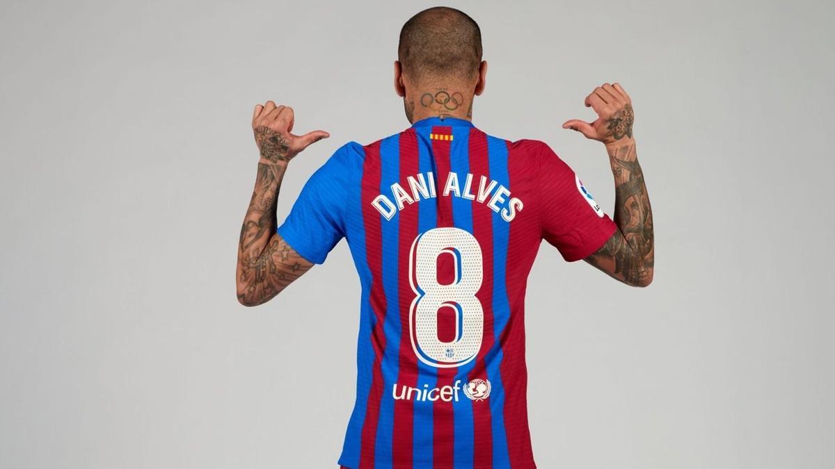 Alves exhibe el dorsal de su camiseta en la segunda etapa en el Barça.