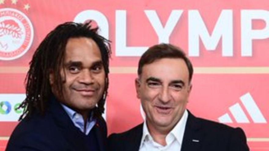 Christian Karembeu, asesor del Olympiakos, durante la presentación ayer de Carlos Carvalhal. // FDV