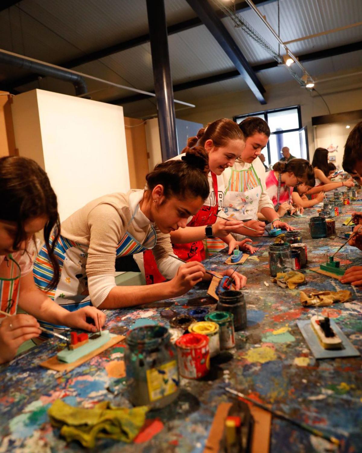 Un momentu del taller de pintura de barcos. | Mara Villamuza