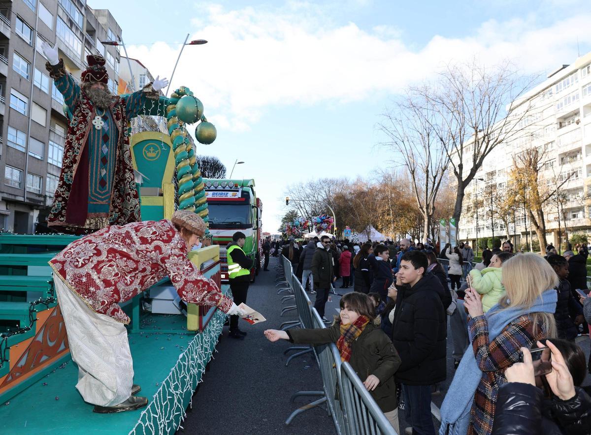 Mucho colorido y más caramelos en la Cabalgata de los Reyes Magos en Vigo