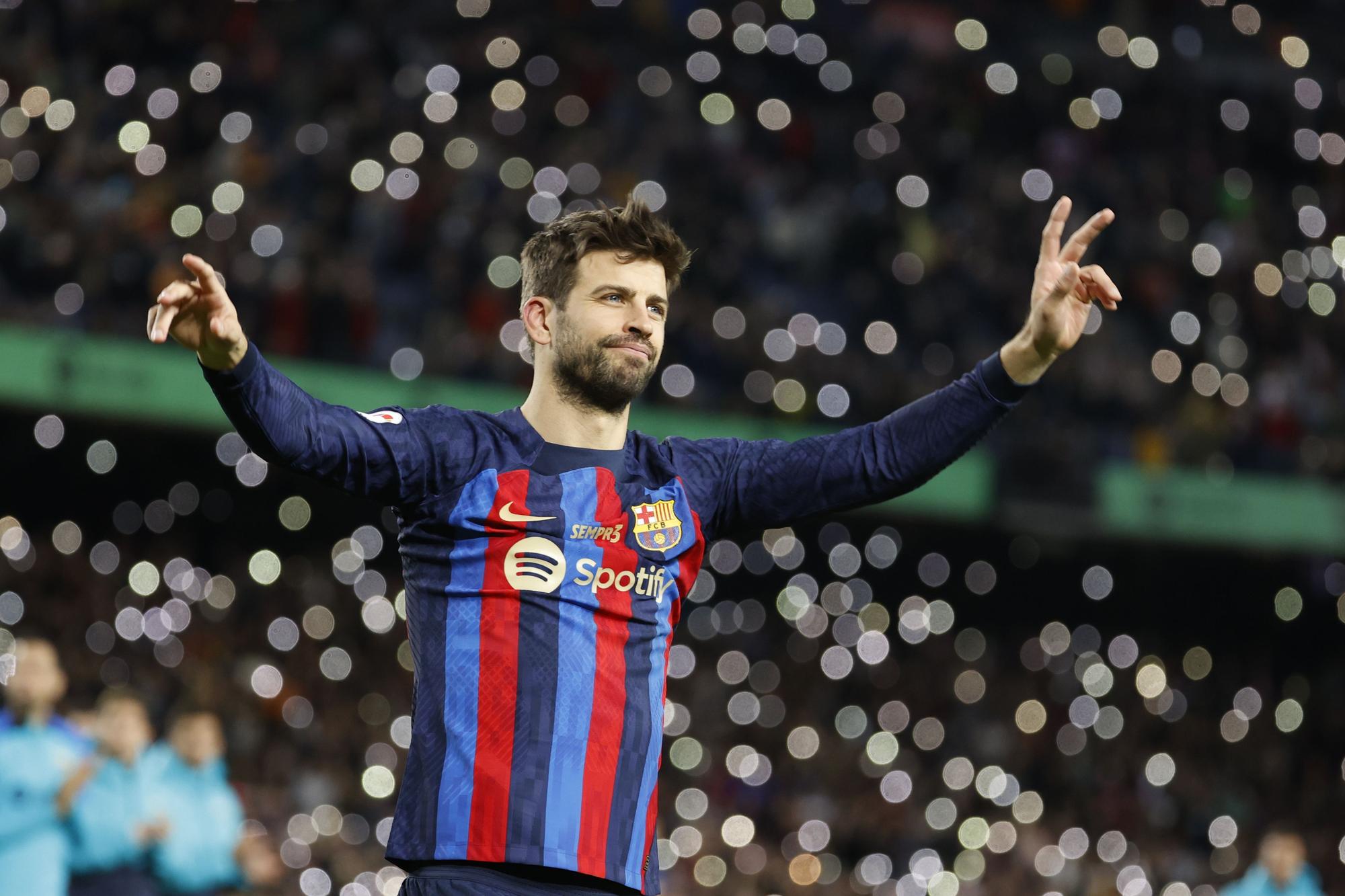 Piqué se despide del Camp Nou con el Barça líder provisional