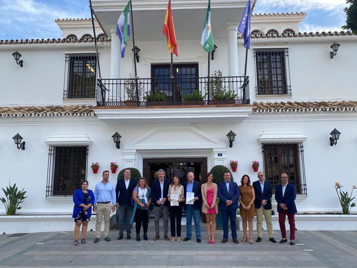 Ediles del PP, Vox y Por Mi Pueblo posan ante el Ayuntamiento de Mijas tras registrar la moción de censura.