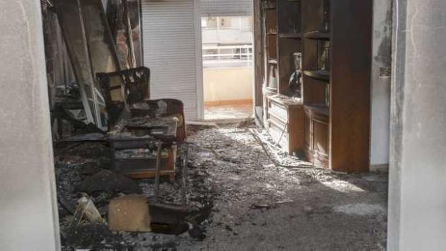 Estado en el que quedó el interior de la vivienda donde se produjo el incendio.