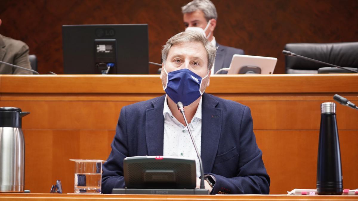 El consejero de Vertebración del territorio, Movilidad y Vivienda, José Luis Soro, ha comparecido este martes en la comisión de Hacienda de las Cortes de Aragón.