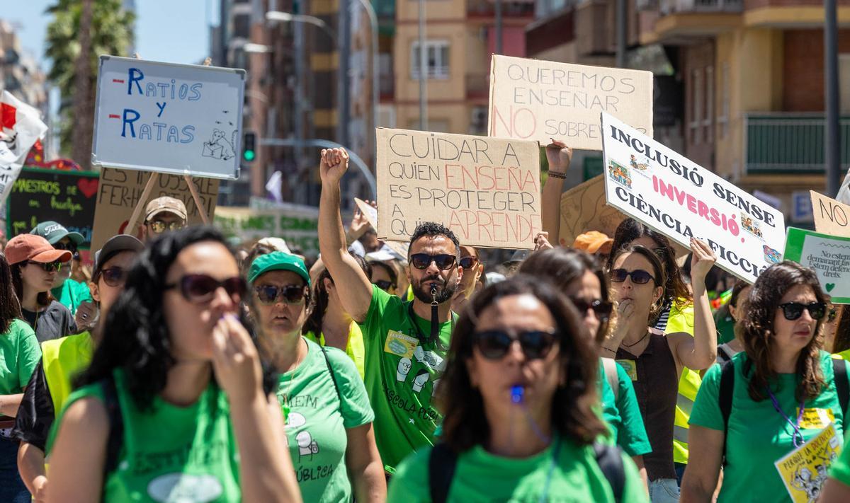 Las calles de Alicante se tiñen de verde por la manifestación de profesores el primer día de huelga de educación