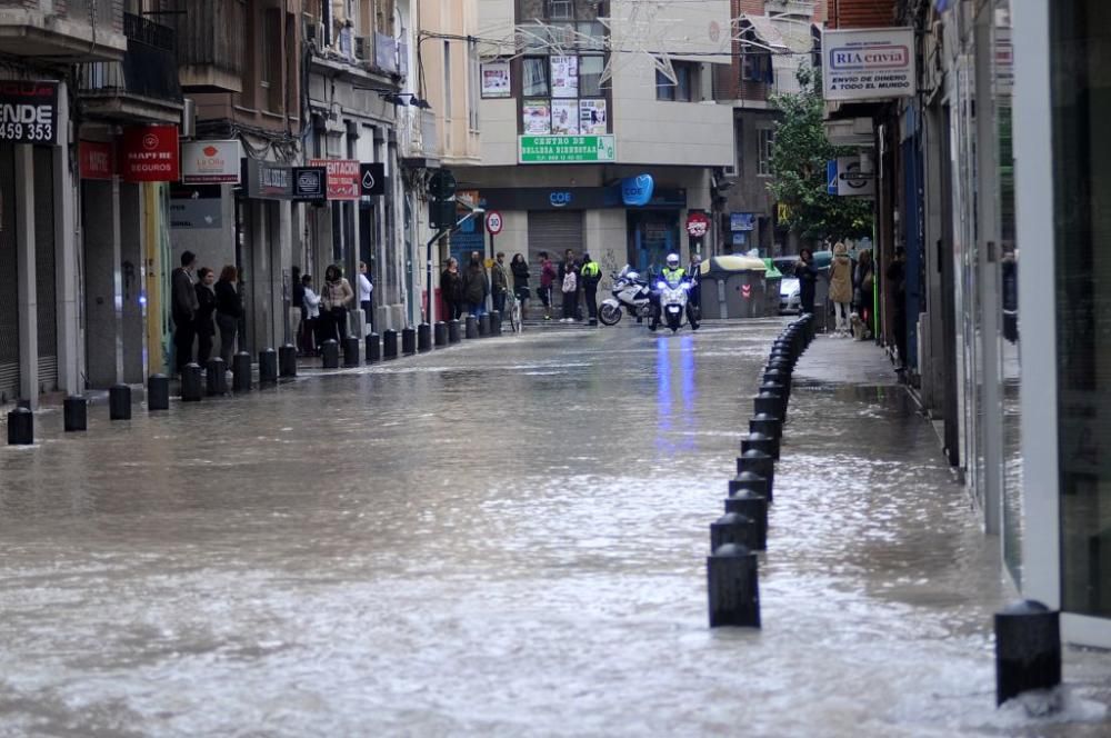 Revienta una tubería en el centro de Murcia