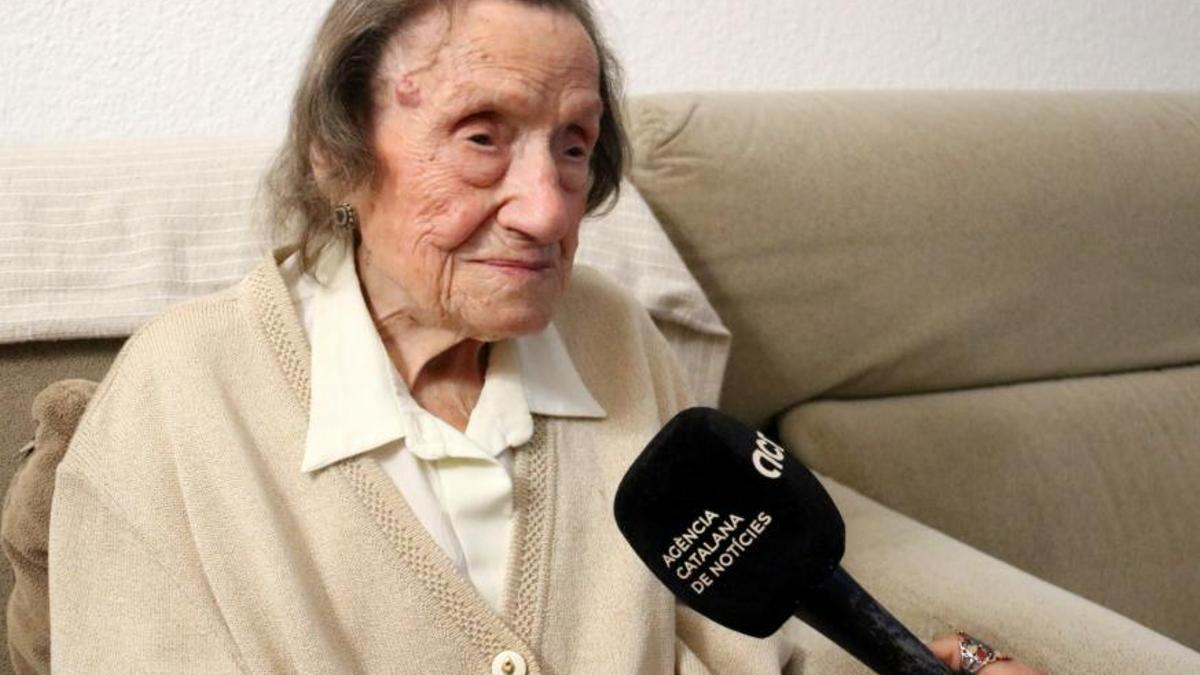 La dona més gran de Catalunya, Angelina Torres, en un moment de l'entrevista amb l'ACN el dia abans del seu 112è aniversari