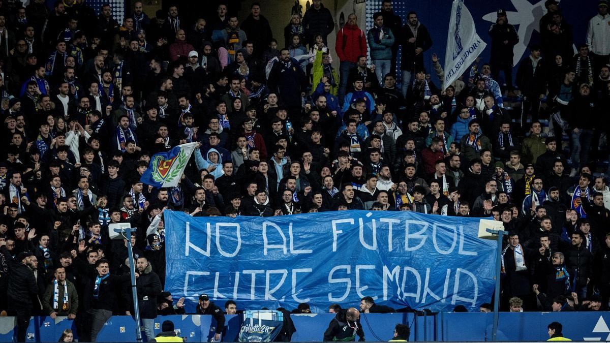 Pancarta de protesta contra el fútbol entre semana, el pasado lunes, durante el Real Zaragoza - Córdoba.