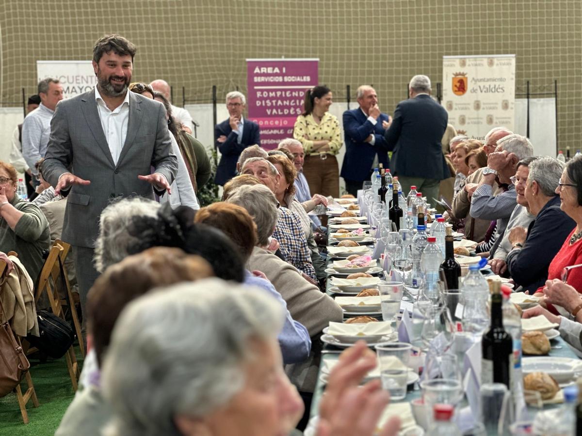 En imágenes: más de 200 personas se reúnen en Luarca gracias al programa Rompiendo Distancias