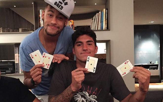 Neymar también jugó al póker en Brasil