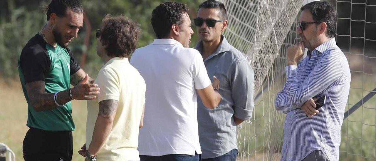 Monterrubio y Juanito (derecha), durante el primer entrenamiento de pretemporada del Córdoba CF, en el que estaba ya Gudelj (izquierda).