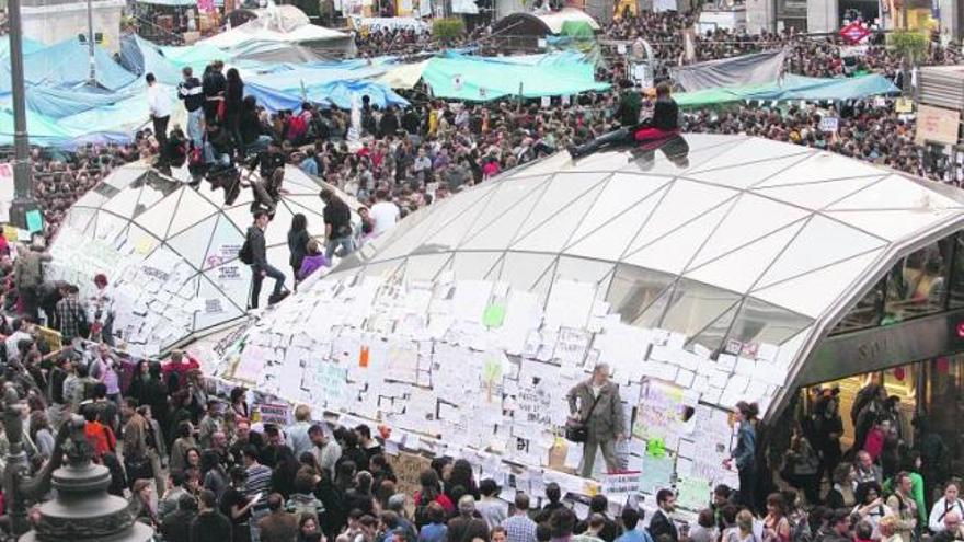 La cúpula de acceso al Metro en Sol aparece llena de notas y carteles colocados por los ciudadanos que acuden a apoyar la protesta.