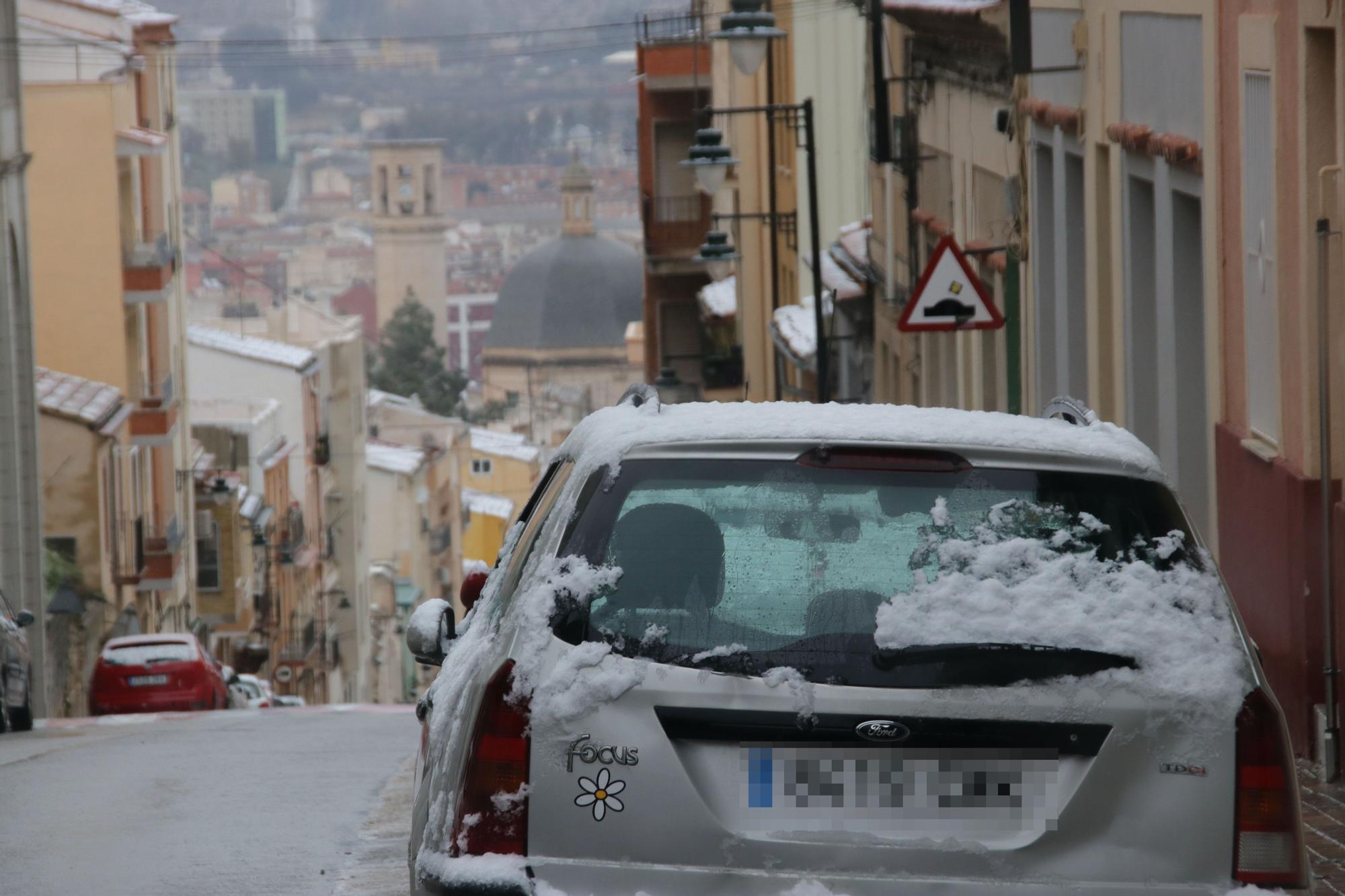 Alcoy y Banyeres se cubren de nieve dos días antes de comenzar la primavera