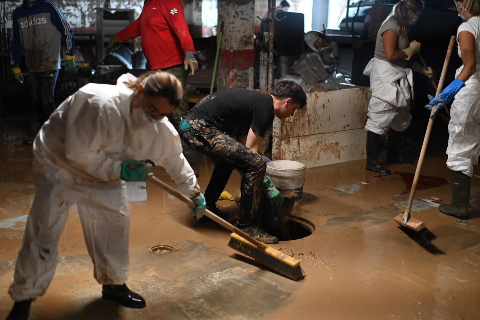 Los vecinos de Cuarte, María de Huerva y Cadrete siguen limpiando el barro