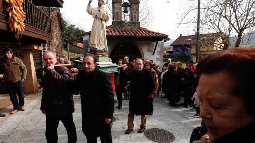 La imagen de San Juan de Mata sale en procesión desde su capilla, ayer, a hombros de los vecinos.