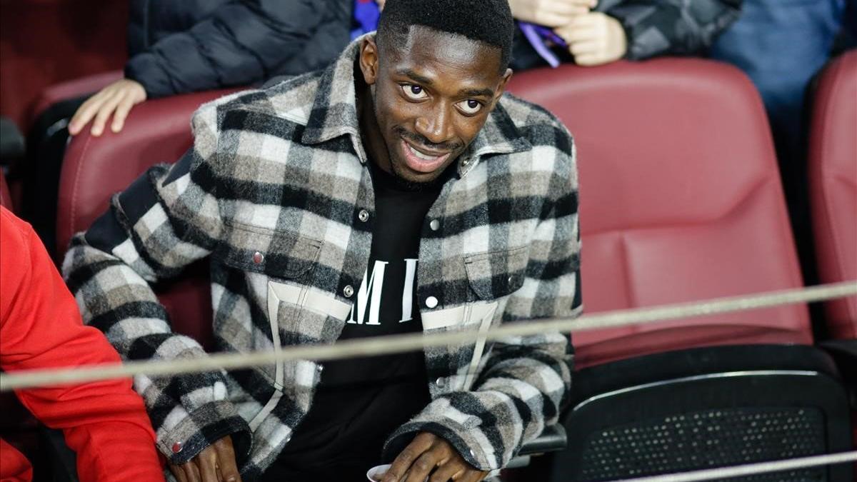 Ousmane Dembéle, en la grada del Camp Nou, antes de presenciar el Barça-Levante.