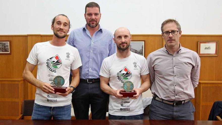 Javier Carballo y Álex Porto posan con el alcalde y el edil de Deportes. // Bernabé/Cris M.V.