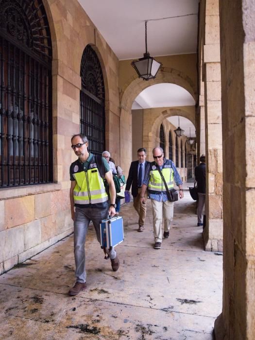 Registran el Ayuntamiento de Oviedo en una operación policial por la contratación irregular de semáforos